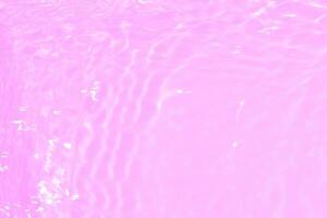 lila Wasser spritzt auf das Oberfläche Welligkeit verwischen. defokussieren verschwommen transparent Rosa farbig klar Ruhe Wasser Oberfläche Textur mit Spritzen und Blase. Wasser Wellen mit leuchtenden Muster Textur Hintergrund. foto