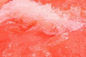 Orange Wasser spritzt auf das Oberfläche Welligkeit verwischen. defokussieren verschwommen transparent Rosa farbig klar Ruhe Wasser Oberfläche Textur mit Spritzen und Blase. Wasser Wellen mit leuchtenden Muster Textur Hintergrund foto