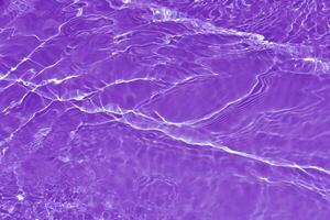 lila Wasser Wellen auf das Oberfläche Wellen verwischen. defokussieren verschwommen transparent Rosa farbig klar Ruhe Wasser Oberfläche Textur mit Spritzen und Blasen. Wasser Wellen mit leuchtenden Muster Textur Hintergrund. foto