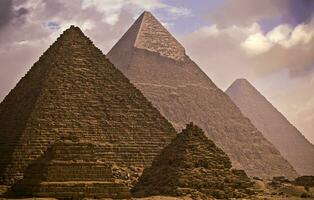 ein schön Bild von das Pyramiden im Gizeh, Ägypten beim Sonnenuntergang foto