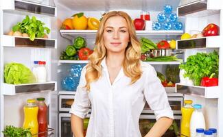 gesund Frau in der Nähe von öffnen Kühlschrank foto