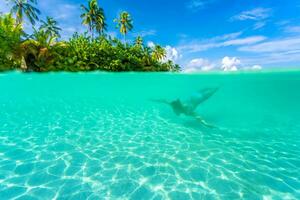 weiblich Tauchen in der Nähe von exotisch Insel foto