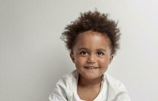 Porträt von ein afrikanisch amerikanisch Kind foto