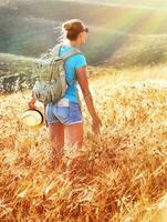 Frau im golden Weizen Feld foto