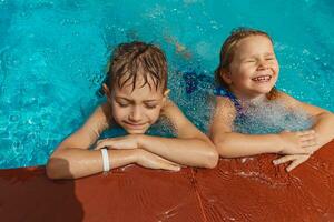 süß wenig Babys im das Schwimmbad foto