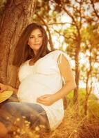 schwanger Frau im Herbst Wald foto