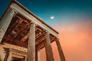 Parthenon Über bunt Himmel beim Nacht foto