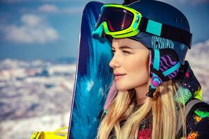 Sportlerin mit Snowboard foto