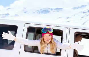 glücklich Frau genießen Winter Ferien foto