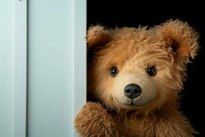 ai generiert wunderlich abspielen Kinder Freude wie Teddy Bär versteckt sich hinter Tür foto