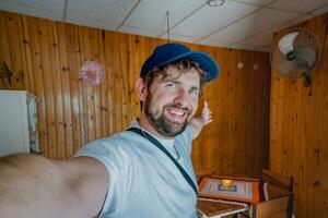 Selfie von ein jung Mann im ein Tourismus Abteilung. foto