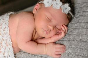 ein kleines neugeborenes Mädchen im Alter von acht Tagen. Nahaufnahme schönes schlafendes Baby foto