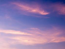 flauschige Wolken am blauen Himmel mit Morgenlicht vom Sonnenaufgang foto