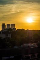 Sonnenaufgang und die Stadt am Morgen foto