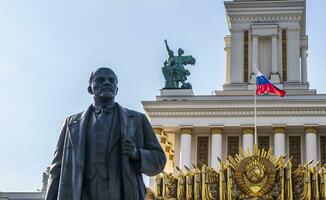 Moskau, Russland - - 07.09.2023 - - Schuss von das Main Eingang von das Ausstellung von Erfolge von National Wirtschaft Grundstück, bekannt wie vdnkh. Lenin Monument. Wahrzeichen foto