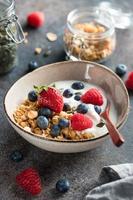 gesundes Frühstück, Müsli mit Beeren und Joghurt foto