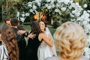 schön Hochzeit Paar auf das Hochzeit Herbst Zeremonie. das runden Bogen ist dekoriert mit Weiß Blumen foto