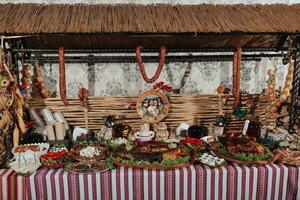 Snacks beim das Hochzeit, Käse, Wurst, Gemüse, Fleisch Produkte, Kosaken Tabelle beim das ukrainisch Hochzeit. foto