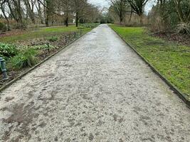 regnerisch nass Pfad im ein verwüsten Park foto