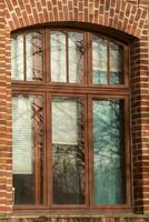 alt Fenster im ein Backstein Mauer von ein industriell fast 100 Jahre alt Bauen foto