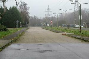 ungebraucht industriell Straße im Arm Bedingung im das Regen foto