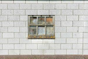 alt verwüstet Fenster auf ein Mauer foto