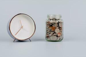 Speichern Geld Münzen im ein Glas Flasche Konzepte von Speichern Geld, Kasse Fluss, Vermögenswerte und echt Anwesen. finanziell Investition Münze Bank foto