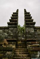 Erleichterungen und Tempel Gebäude beim das cetho Tempel Tourist Komplex, karanganyar, Osten Java foto