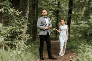 Porträt von ein gut aussehend Bräutigam mit ein Braut im das Hintergrund. Hochzeit Paar. Hochzeit Foto. hoch Qualität Foto