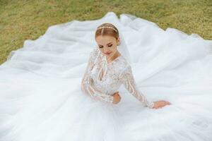 schön Braut mit Hochzeit Blumen Strauß, attraktiv Frau im Hochzeit Kleid. glücklich frisch verheiratet Frau. Braut mit Hochzeit bilden und Frisur. lächelnd Braut. Hochzeit Tag. Herrlich Braut. Hochzeit. foto