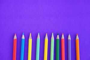 multi Farbe Bleistifte Buntstifte auf lila Hintergrund mit Kopieren Raum zum Hinzufügen Text. Konzept, Bildung Materialien. Kunst Zeichnung und Gemälde Ausrüstung. foto