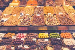 Barcelona, la Boqueria ein bedeckt Markt zum Fisch, Fleisch, Gemüse, Früchte und Lebensmittel von alle Arten foto