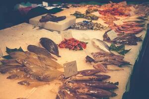 Barcelona, la Boqueria ein bedeckt Markt zum Fisch, Fleisch, Gemüse, Früchte und Lebensmittel von alle Arten foto