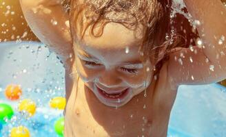 Süss Baby Junge im das Schwimmbad foto