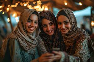 ai generiert Gruppe von glücklich Muslim Frauen tragen Hijab nehmen Selfie mit Handy, Mobiltelefon Telefon beim Sonnenuntergang. generativ ai foto