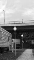 schwarz und Weiß Konzept Schuss von das Mann Gehen auf das Brücke. städtisch foto