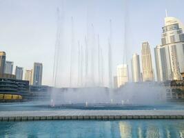 Dubai, VAE - - 06.10.2023 - - berühmt Tanzen Dubai Brunnen, mit Dubai Oper auf Vordergrund. Vereinigte Arabische Emirate Wahrzeichen foto