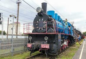 Brest, Weißrussland - - 25.08.2023 - - Besucher beim das Eisenbahn Museum. draußen foto