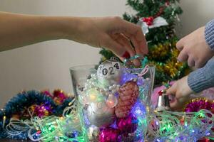 schließen oben Schuss von Frau und wenig Junge dekorieren Weihnachten Baum. Neu Jahr Ändern Zahlen. Urlaub foto