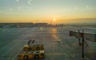 lief Weg von das groß International Flughafen während Sonnenaufgang. Luftfahrt foto