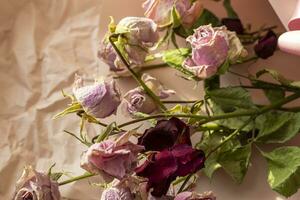 Konzept Schuss von das Hintergrund Thema, Verpackung Papier, getrocknet Rosen andere Blumen und andere Anordnungen. Hochzeit foto
