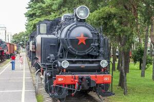 Brest, Weißrussland - - 25.08.2023 - - Besucher beim das Eisenbahn Museum. draußen foto