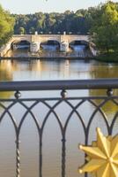 Schuss von das Brücke Über das Teich im das Park. Stadt foto