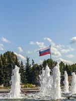 schließen oben Schuss von das Russisch Flagge schwebend auf das Wind. Land foto