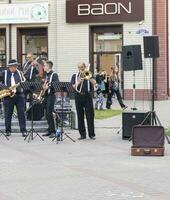 Brest, Weißrussland - - 25.08.2023 - - Jazz Straße Band durchführen zum öffentlich. Unterhaltung foto