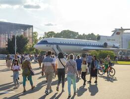 Moskau, Russland - - 07.09.2023 - - Besucher beim Ausstellung von Erfolge von National Wirtschaft Grundstück, bekannt wie vdnkh. Wahrzeichen foto