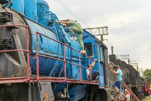 Brest, Weißrussland - - 25.08.2023 - - Besucher beim das Eisenbahn Museum. draußen foto