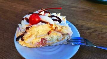 köstlich Baiser rollen Dessert auf ein Platte. Essen foto