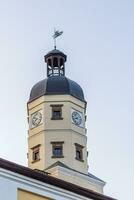 Schuss von das Uhr Turm im das europäisch Stadt. draußen foto