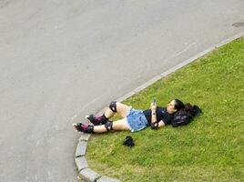 Moskau, Russland - - 07.09.2023 - - Frau genießen Tag aus im das gorky Park. draußen foto